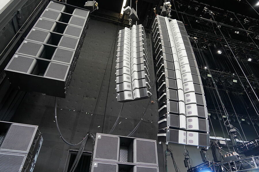 COUNTRY SUPERSTAR DIERKS BENTLEY TOURS WITH PK SOUND